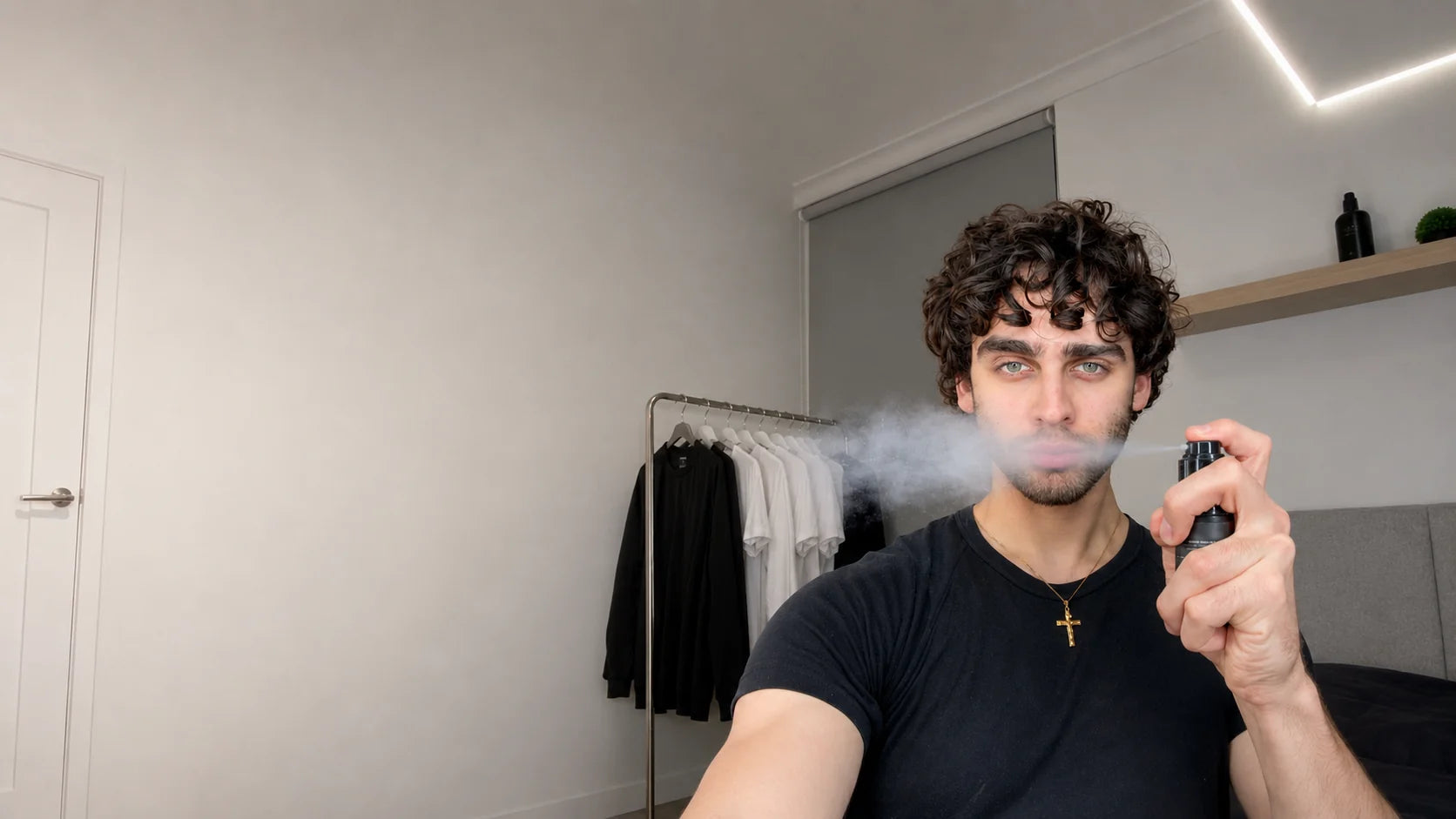 Man applying 2Fresh Texture Powder